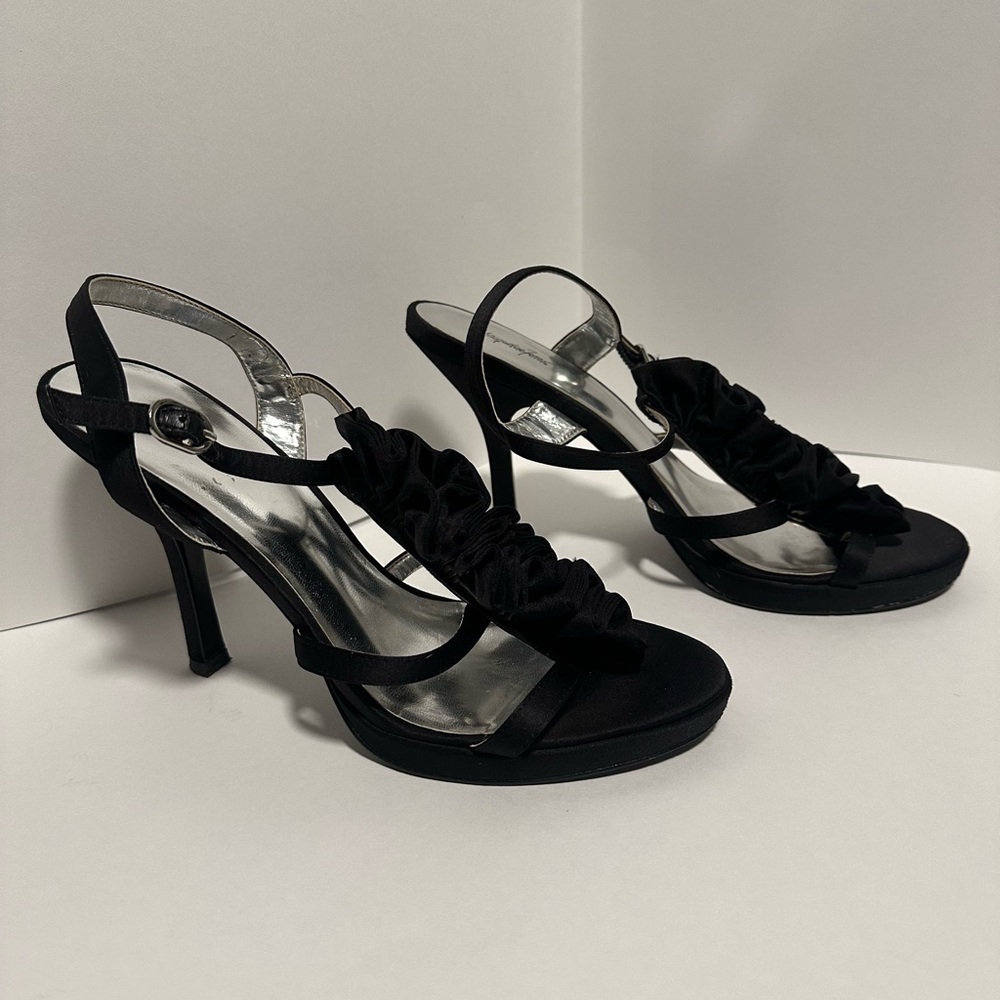 Jaqueline Ferrar Black Ruffle High Heels